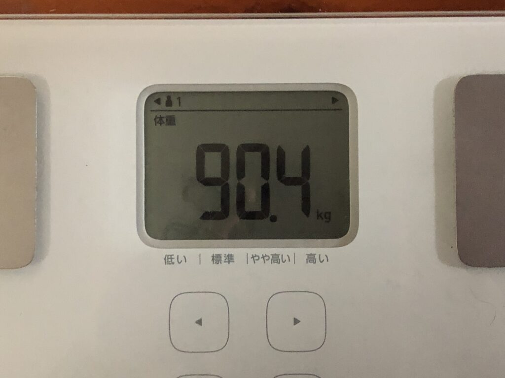 90.4kgが表示された体重計