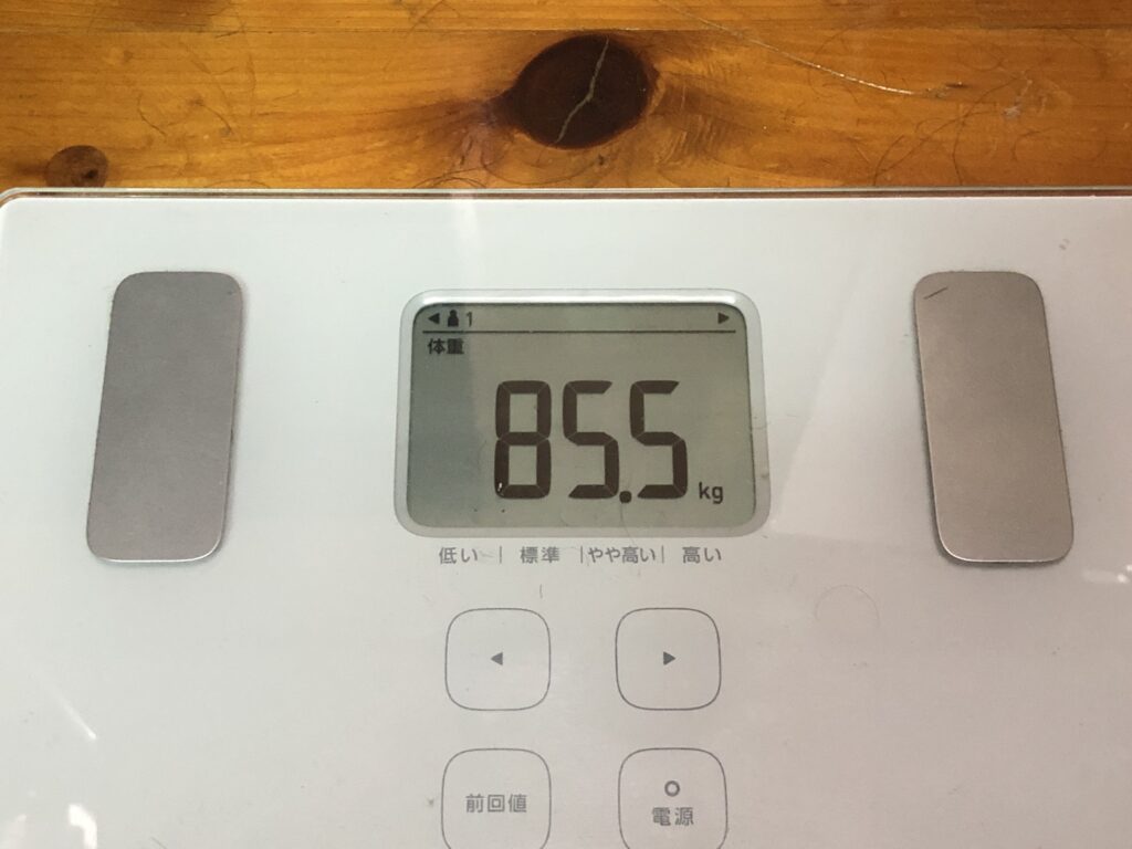 85.5kgを表示している体重計